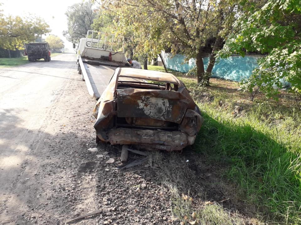 Retiran automóviles abandonados en la calle